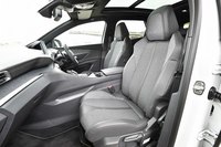 内装色はグレー。シート地はテップレザーとファブリックからなる。「GTライン」には“スポーツ”と呼ばれるシートが装着される。