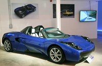 2011年「東レ・ティーウェーブAR1」。日本の東レは、ゴードン・マレー・デザインにとって最初の技術パートナーの1社で、東レ製カーボンを用いた車体構造を持つEVスポーツカーのコンセプトモデルの開発に当たった。車重は840kgにとどまる。