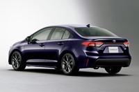 水平基調のリアコンビランプでワイド感が強調された「カローラ」（セダン）のリアビュー。