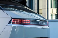 ドットで構成されたリアコンビランプは、個性的でありながら、どこか懐かしさを感じさせる。