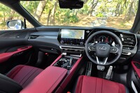 ドアパネルとダッシュボードを立体的につなげることで包まれるような空間を目指している。随所に使われたソフトパッドは厚みがたっぷり。