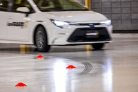 横浜ゴムが実施したスタッドレスタイヤに関するリサーチで、一般的なユーザーは、氷上での制動性能に次いで氷上でのコーナリング性能を重要視することがわかったという。天候や気温など外的要因の影響を受けにくく氷面状態を安定的に保つことができる屋内氷盤旋回試験場は、その旋回性能の向上のために運用されていく。