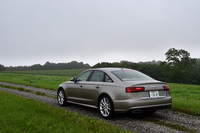 JC08モード計測による「2.0 TFSIクワトロ」の燃費は13.6km/リッター。11.8km/リッターだった「2.8 FSIクワトロ」から約15%改善している。