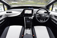 正面から見ると、非対称なインストゥルメントパネルの造形がよくわかる。
    