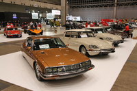 ヘリテージカー専売店が並んだ一角。手前のアウトニーズでは、展示した「シトロエンSM」と3台の「シトロエンDS」がすべて売れたという。