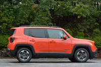 直線基調でデザインされた「レネゲード」のサイドビュー。ホイールベースは、プラットフォームを共用する「フィアット500X」と同じ、2570mmとなっている。