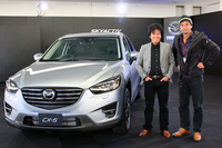 不肖小沢（右）と、今回お話を聞いたマツダの商品本部、主査の大塚正志さん（左）。
    