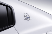 Cピラー部のエンブレムにも、ブルーの彩色が施される。