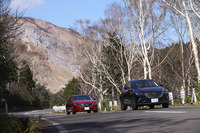 福島県の磐梯吾妻スカイラインを行く、「CX-3」（写真手前）と「アテンザセダン」。