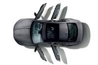 「XEジェットディーゼルエディション」のパノラミックサンルーフ。「XFジェットディーゼルエディション」には電動チルト、スライド式のサンルーフが備わる。