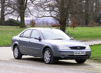 フォーカスほど印象は強くないフロント。だからイギリスの道でも意外と目に付かない。
    
    