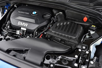 「218d」に搭載される2リッター直4ディーゼルターボエンジン。150psの最高出力と33.7kgmの最大トルクを発生する。