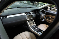 テスト車は5ドアの「プレステージ」。植物の模様を施したアルミの加飾パネルは「ボタニカル」と呼ばれるオプションで、これを含め、全グレードで6種類のデザインが用意されている。
    