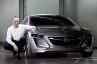 「オペル・モンツァ コンセプト」と、オペルのカール・トーマス・ノイマン社長。