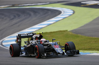 前戦ハンガリーでは2台そろってQ3進出するなどし、いまや中団のライバルチームからも一目置かれるようになったマクラーレン。パワー重視のドイツ・ホッケンハイムでは、ジェンソン・バトン（写真）予選12位、フェルナンド・アロンソは14位（他車ペナルティーで13位）と中位グリッドに埋もれたものの、レースでは早々に2台ともポイント圏内へ進出。バトンは8位入賞を果たしたものの、アロンソは持ちこたえられず後退、12位完走となった。次戦ベルギー、続くイタリアと高速レースが控えており、ホンダは夏休み明けにパワーユニット改良を予定しているという。（Photo=McLaren）