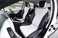 シートは8ウェイの電動調節式。電動のランバーサポートも備わる。シートヒーターは全席標準。
    