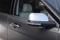 サテンクロム調のドアハンドル（写真左）と専用カラーのドアミラーカバー（同右）は、「エクスプローラー タイタニアム」ならではのドレスアップアイテム。