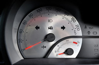 スピードメーターも、金属質な専用デザイン。200km/hまで目盛りが切られる。