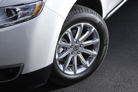 前後ともに245/60R18インチのM＋Sタイヤを装着する。