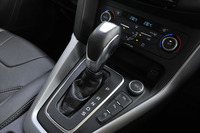 ギアボックスもDCTからトルクコンバーター式ATに。それに伴い、シフトノブに備わっていたマニュアルシフト用の「サムスイッチ」が廃止された。