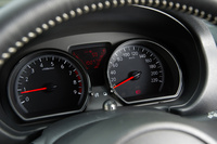 2眼式の専用コンビメーター。エンジン回転計のレッドゾーンは7000rpmから。速度計には220km/hまで目盛りが刻まれている。