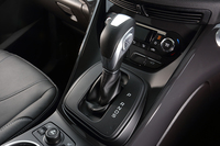 トランスミッションはトルコン式の6段AT。手動での変速はシフトノブ横のスイッチを、親指で操作して行う。
    