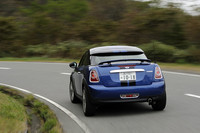 【テスト車のオプション装備】
アロイホイール・ツインブレードスポークタイヤ（205/45R17）＝18万円／スポーツレザーステアリング＝3万円／スポーツサスペンション＝4万円／マルチファンクションステアリング＝3万5000円／ランフラットタイヤ＝1万8000円／ブラックリフレクターヘッドライト＝2万5000円／ブラックスポーツストライプ＝2万5000円／クロームラインインテリア＝2万2000円／インテリアサーフェスストライプドアロイ＝4万6000円／スポーツボタン＝3万円／自動防眩ルームミラー＝2万5000円／スポーツシート＝4万6000円／レザーパンチシート＝27万円／メタリックペイント（ライトニングブルー）＝5万5000円／ETC車載器＝1万8270円