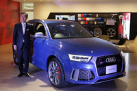 「アウディRS Q3パフォーマンス」と、アウディ ジャパンの斉藤 徹代表取締役社長。