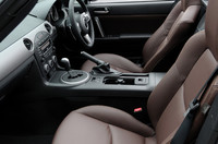 VS RHTのみで選べる、本革のハバナブラウンインテリア。マイナーチェンジで、センターパネルの色はピアノブラックからダークシルバーに。