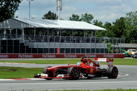 フェラーリのアロンソは予選6位から2位入賞。宿敵ベッテルには到底及ばなかったが、オープニングラップでバルテリ・ボッタスのウィリアムズを抜き去ると、ニコ・ロズベルグ、マーク・ウェバー、ハミルトンといった強豪を次々とオーバーテイク、サーキットをわかせた。チャンピオンシップで2位に上がり、夏の追撃に備える。（Photo=Ferrari）
    