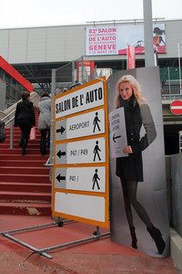 ショー会場の通路に現れた、もの言わぬ案内嬢。