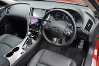 “囲まれ感”を演出したという運転席まわり。一方、助手席側のデザインは“解放感”がテーマとなっている。
    