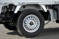 タイヤサイズは145R12。テスト車はヨコハマ製の商用タイヤを装着していた。