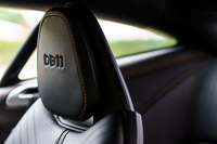 ヘッドレストに施された「DB11」のロゴ。「DB9」の次は「DB10」と思われそうだが、その名称は映画『007 スペクター』に登場する劇中車に使われた。