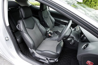 ファブリック×レザーのコンビシートが標準装備される。座面や背もたれなど滑りやすい部分がファブリック。それ以外の部分がレザーとなる。