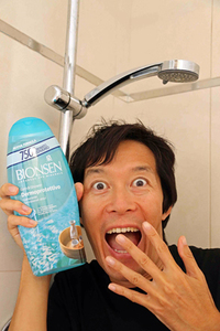 シエナ大学医学部皮膚科と東京の温泉研究機関が監修しているという「ビオンセン」のボディーソープ。温泉におちょこととっくりというパッケージ写真は、誰の提案によるものか？
