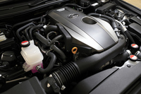 2リッター直4直噴ターボエンジンの「8AR-FTS」。「レクサスNX」や「トヨタ・クラウン」にも採用されているが、中でも「IS200t」に搭載されるものは、若干、最高出力が高められている。