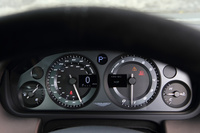 メーターは燃料計、速度計、エンジン回転計、水温計の4眼式。ほかのアストンマーティン車と同じく、速度計は時計回り、エンジン回転計は反時計回りと、逆方向に針が回る。