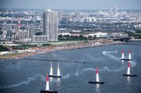 パイロンでできたコースをいかに速くクリアするかを競うレッドブル・エアレース。欧米を中心に開催される“空のモータースポーツ”で、東アジア地域では日本でのみ行われている。（Predrag Vuckovic/Red Bull Content Pool）