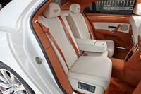 「フライングスパー」は4人乗り仕様と5人乗り仕様が選択できる。テスト車は5人乗り。日本市場ではほぼこの仕様が選択されるという。