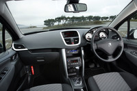 ダッシュボードのマルチファンクションディスプレイには、瞬間燃費、平均燃費その他の走行情報のほか、5人分のシートベルト着用警告灯が備わる。「プレミアム」には左右独立調整式オートエアコン＆花粉フィルターが標準装備。