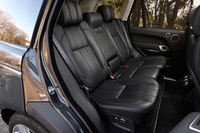 後席にも電動リクライニング機能が備わる。