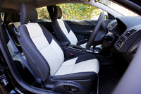 白黒のコントラストが印象的な専用シート。背もたれにR-DESIGNロゴが型押しされる。