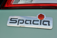 2013年3月15日に発売された「スペーシア」。4月の販売台数は8112台で、軽乗用車販売ランキングの8位につけた。月販目標は7000台。
    