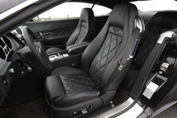 ダイヤモンドキルティングハイドが施されたフロントシート。