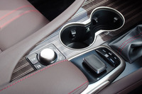 個性的なオーナメントパネルは、全6タイプが用意される。