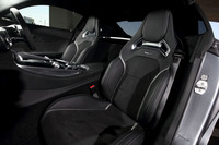 オプションの「エクスクルーシブパッケージプラス」が選択された試乗車の室内。ナッパレザーとDINAMICAと呼ばれる人工皮革によるフルレザー仕様となる。スポーティーなAMGパフォーマンスシートが装着される。