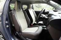 上級グレード「レザーパッケージ」の内装。プラムレザーとグレージュファブリックのコンビネーションシートで、コンパクトカーとは思えない上質な印象だ。ほかにブラックファブリックとの組み合わせも用意される。