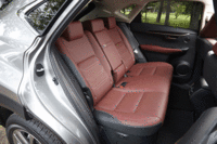 6：4分割可倒式のリアシートは、電動のリクライニング機構付き。座面側方に操作スイッチが見える。写真のシートカラーは「ガーネット」。（写真をクリックすると角度調節の様子が見られます）
    