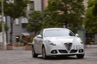 ボディーカラーは赤や白、黒、グレーなど、全6色が用意される。
    